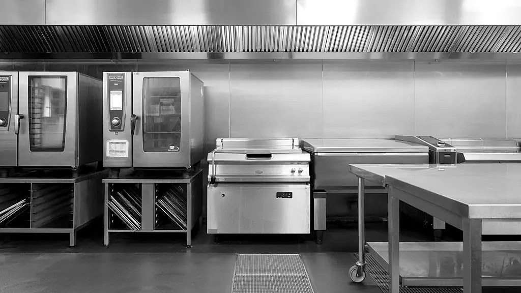 Vue large d'un laboratoire de production, ligne de cuisson et plans inox